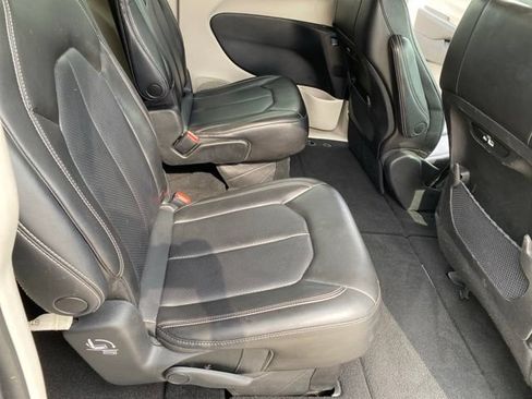 Used 2023 Chrysler Pacifica Touring-L FWD image 31