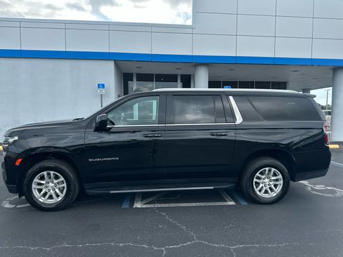 Used 2024 Chevrolet Suburban LT RWD image 2