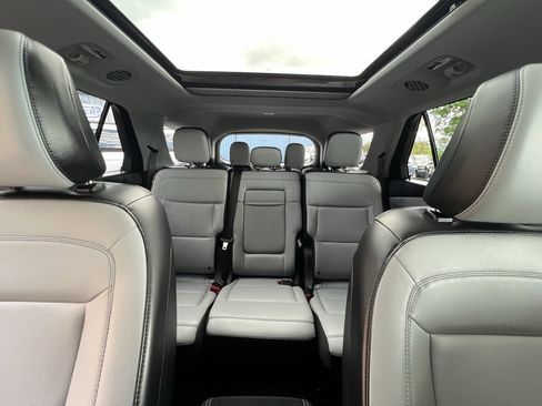 Used 2021 Ford Explorer XLT w/ Equipment Group 202A AWD/4WD image 18