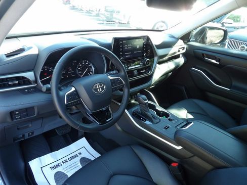 Used 2021 Toyota Highlander XLE FWD image 10