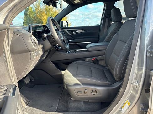 Used 2025 Chevrolet Traverse LT image 12