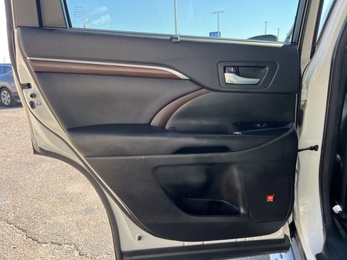 Used 2016 Toyota Highlander Limited image 18