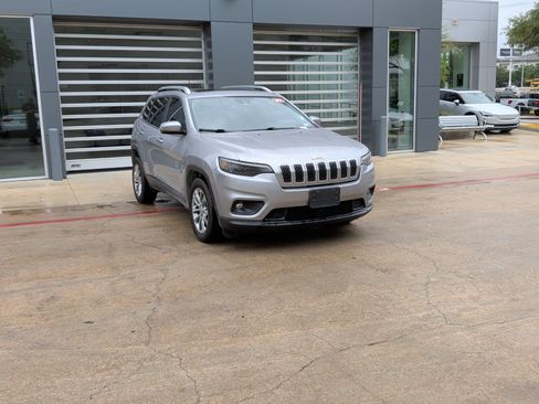 Used 2021 Jeep Cherokee Latitude Plus w/ Sun & Sound Group FWD image 2