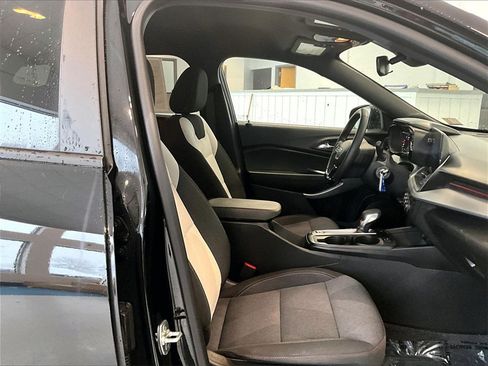 Used 2024 Chevrolet Trax RS image 11