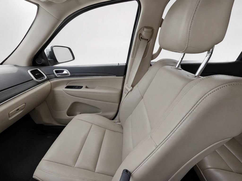 Used 2020 Jeep Grand Cherokee Limited AWD/4WD image 32