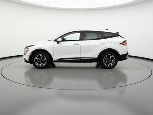 Used 2025 Kia Sportage LX image 3