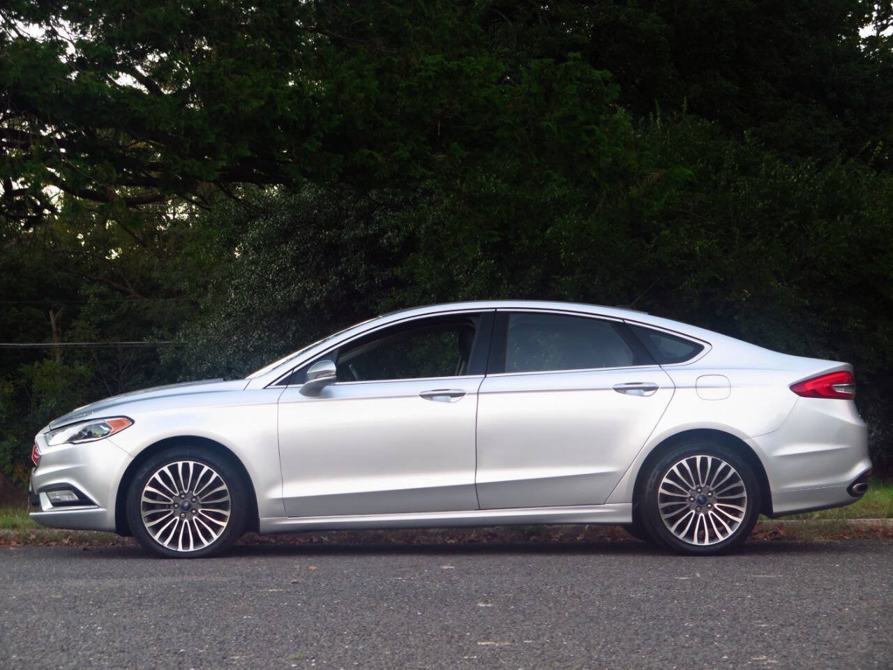 Used 2017 Ford Fusion SE w/ Fusion SE Technology Package AWD/4WD image 2
