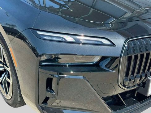 Certified 2025 BMW i7 xDrive60 w/ Premium Package AWD/4WD image 7