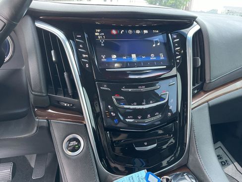 Used 2018 Cadillac Escalade Premium Luxury RWD image 18