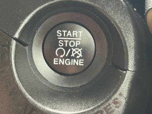 Used 2021 Jeep Renegade Latitude FWD image 36
