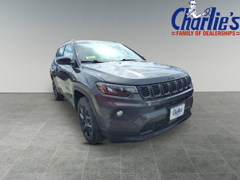 Used 2024 Jeep Compass Latitude w/ Convenience Group AWD/4WD image 3