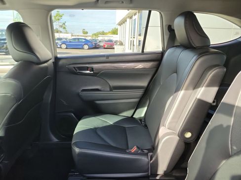 Used 2023 Toyota Highlander Limited image 10