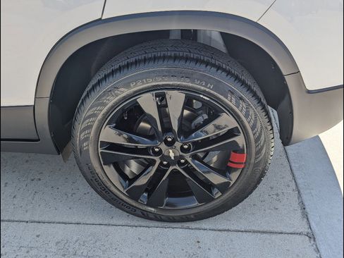 Used 2021 Chevrolet Trax LT w/ Redline Edition AWD/4WD image 13