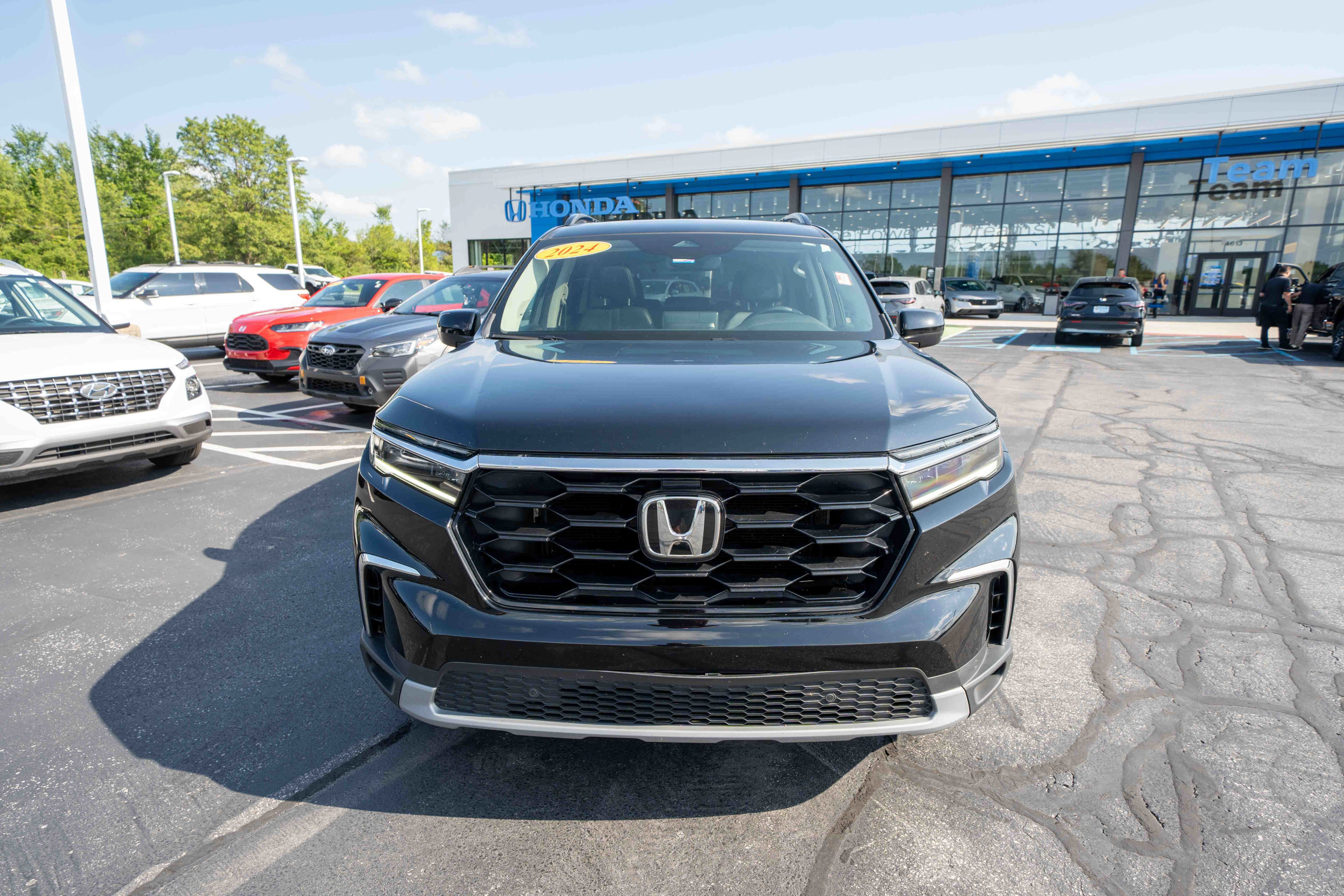 Used 2024 Honda Pilot Touring image 2
