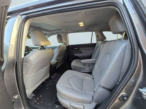 Used 2024 Toyota Highlander XLE FWD image 14