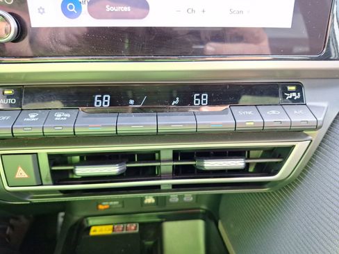 Used 2025 Toyota Camry SE w/ Convenience Package image 27