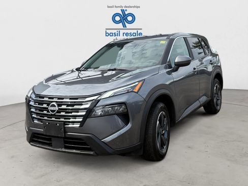 Used 2025 Nissan Rogue SV image 2