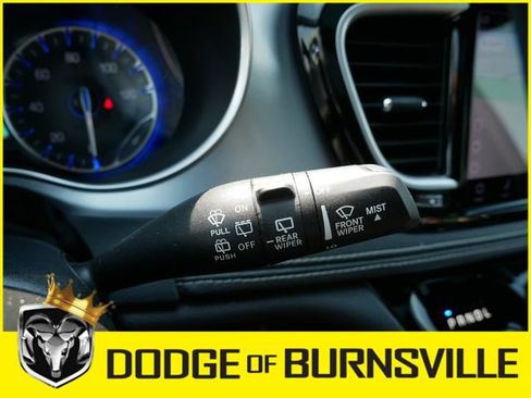 Used 2025 Chrysler Pacifica Limited FWD image 32