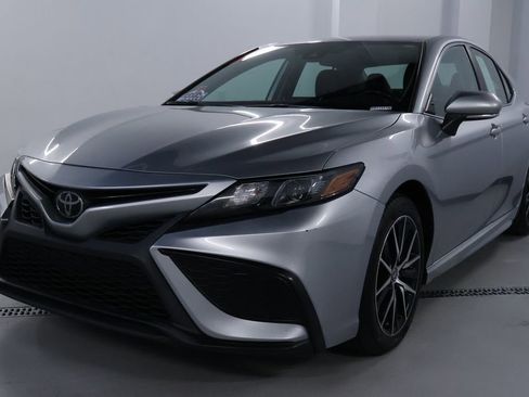 Used 2023 Toyota Camry SE image 3