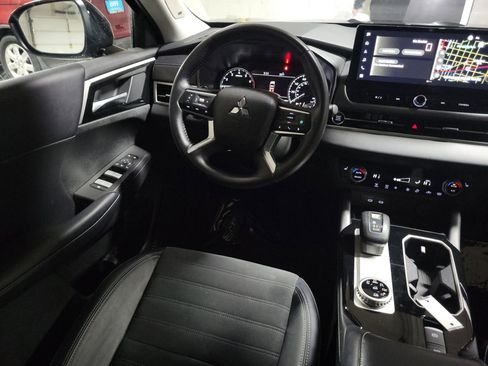 Used 2025 Mitsubishi Outlander SE image 16