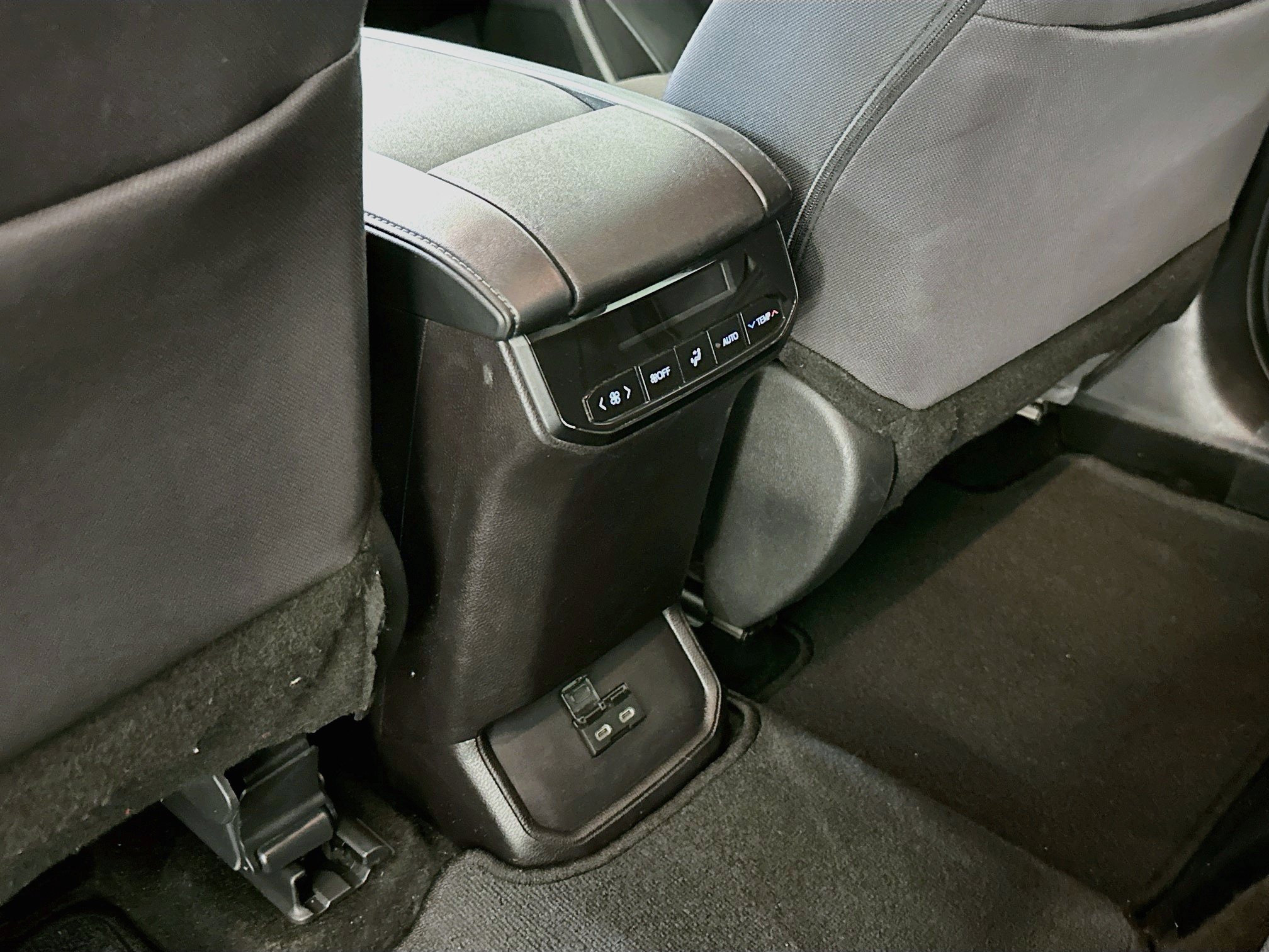 Used 2025 Toyota Highlander LE AWD/4WD image 28