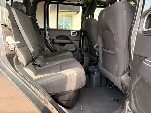 Used 2023 Jeep Gladiator Overland AWD/4WD image 10