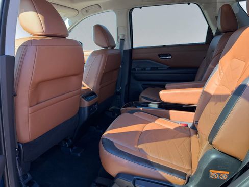 Used 2023 Nissan Pathfinder Platinum image 34