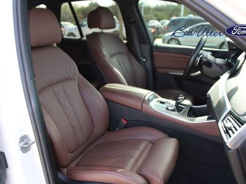 Used 2022 BMW X5 M50i image 11
