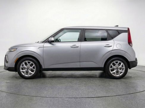 Used 2025 Kia Soul LX w/ LX Technology Package FWD image 5