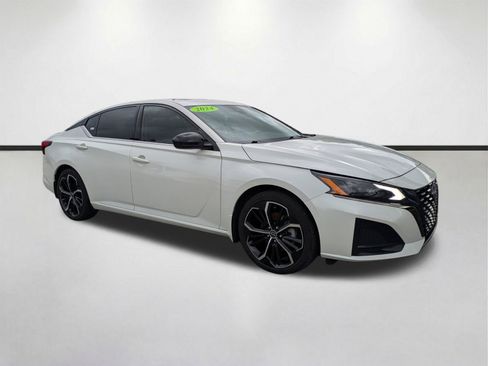 Used 2024 Nissan Altima 2.5 SR w/ SR Premium Package FWD image 2