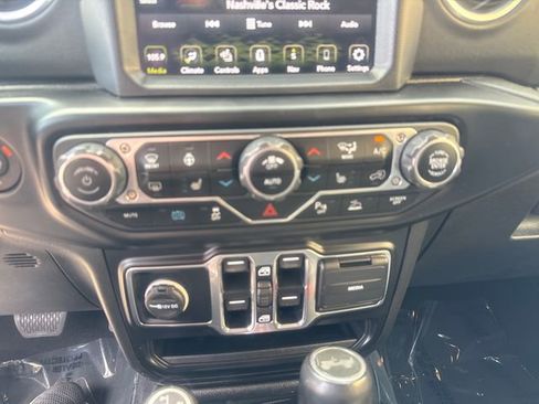 Used 2022 Jeep Wrangler Unlimited Sahara w/ Cold Weather Group AWD/4WD image 15