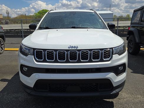 Used 2024 Jeep Compass Latitude image 2