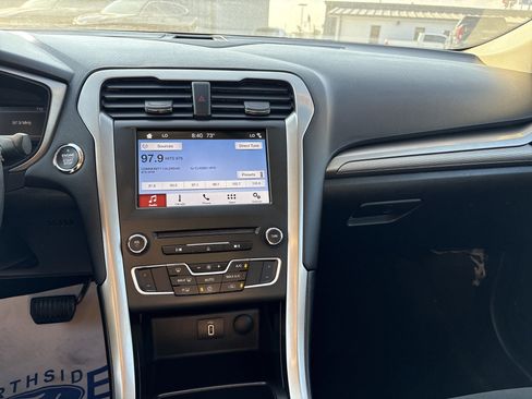 Used 2018 Ford Fusion SE w/ Fusion SE Technology Package image 10