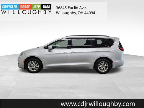 Used 2022 Chrysler Pacifica Touring-L FWD image 5