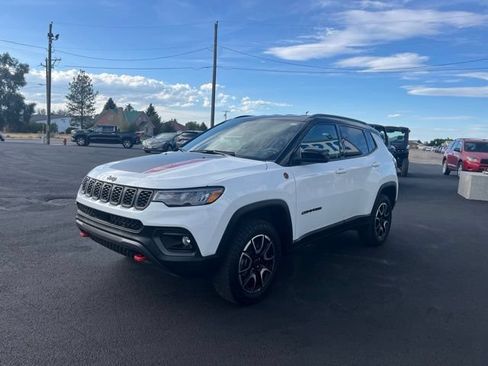 Used 2025 Jeep Compass Trailhawk AWD/4WD image 3