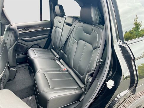 New 2025 Jeep Grand Cherokee Limited w/ Black Appearance Package image 36