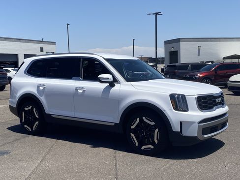 Used 2023 Kia Telluride S FWD image 7