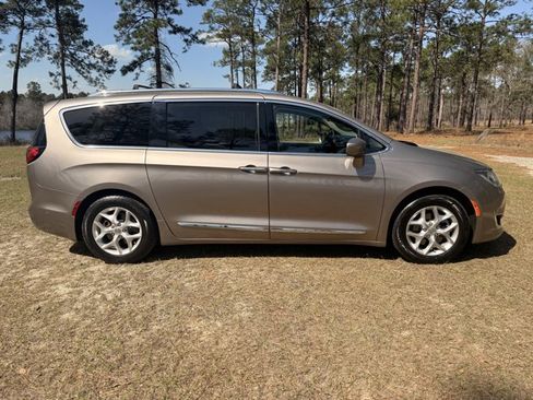 Used 2018 Chrysler Pacifica Touring-L Plus w/ Advanced Safetytec Group image 6