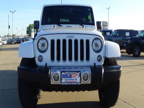 Used 2017 Jeep Wrangler Unlimited Sahara w/ Dual Top Group AWD/4WD image 3