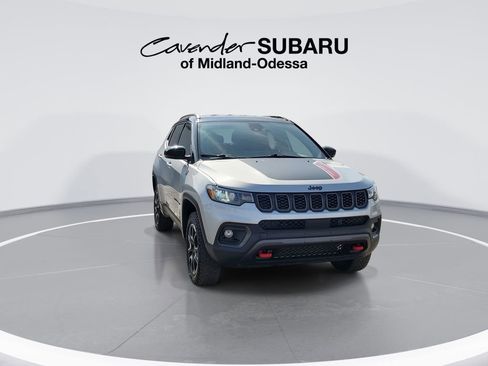 Used 2025 Jeep Compass Trailhawk AWD/4WD image 2