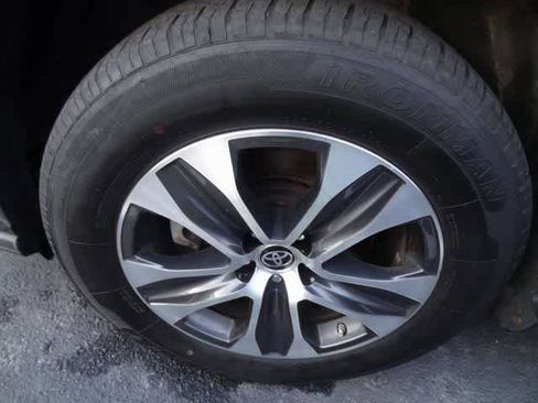 Used 2023 Toyota Highlander XLE image 11