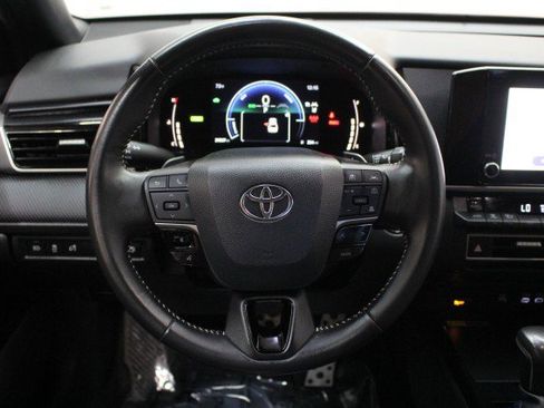 Used 2025 Toyota Camry SE w/ Convenience Package image 23