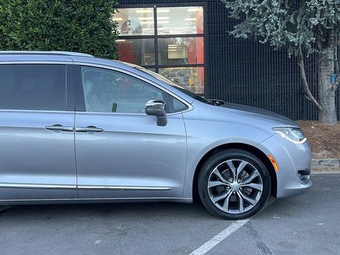 Used 2017 Chrysler Pacifica Limited w/ Tire & Wheel Group image 19