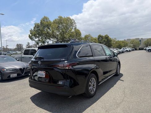 Used 2024 Toyota Sienna XLE w/ XLE Plus Package FWD image 3