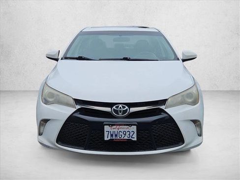 Used 2017 Toyota Camry SE w/ Moonroof Package FWD image 2