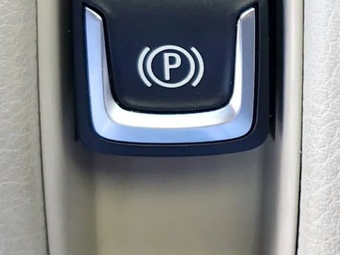 Used 2015 Cadillac Escalade Premium image 34