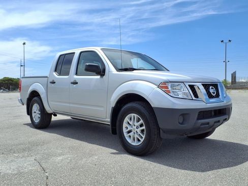 Used 2019 Nissan Frontier SV image 2