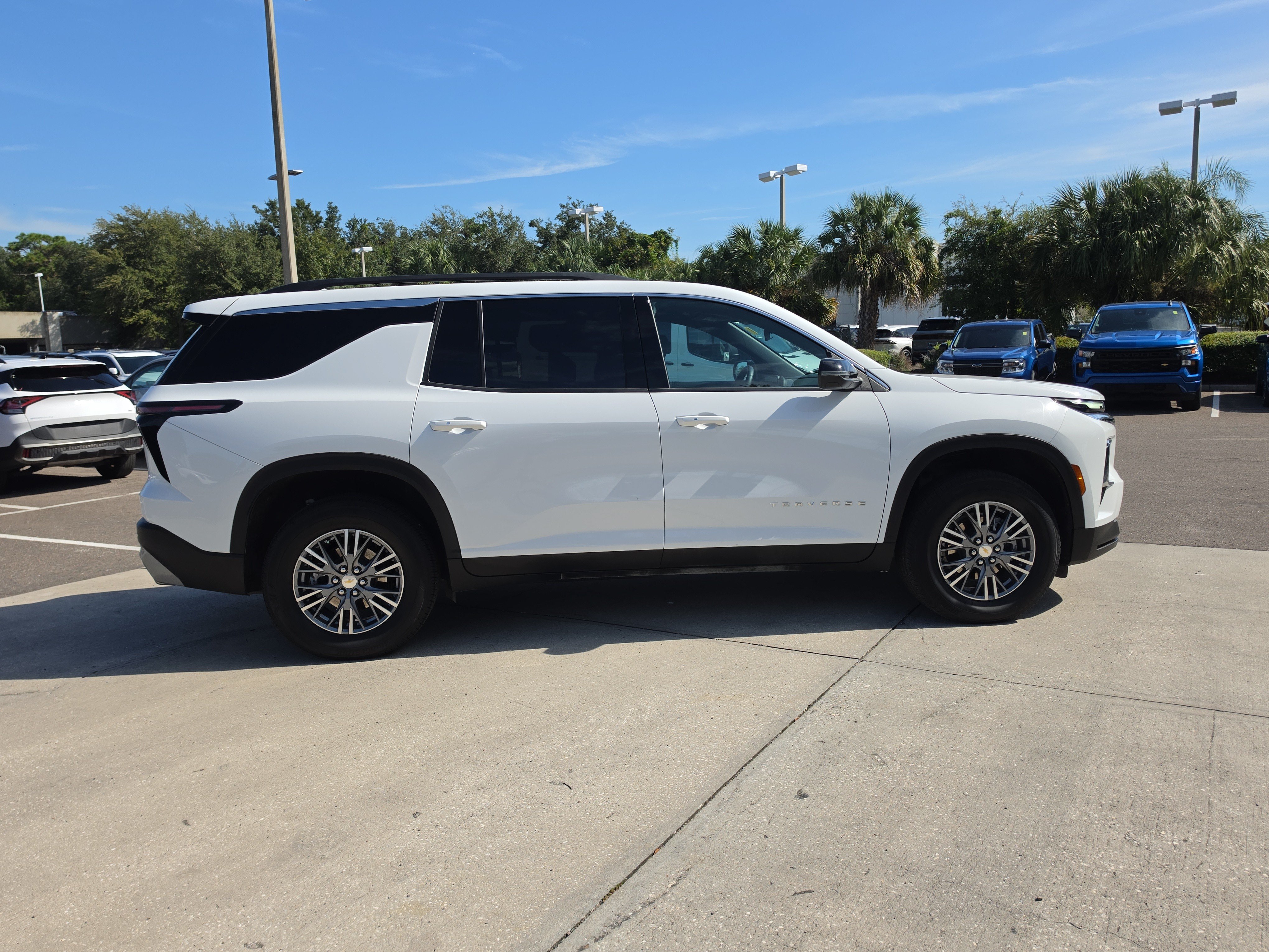 Used 2025 Chevrolet Traverse LT FWD image 9