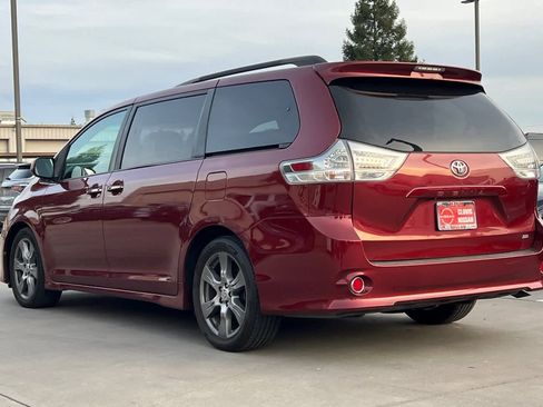 Used 2017 Toyota Sienna SE image 7