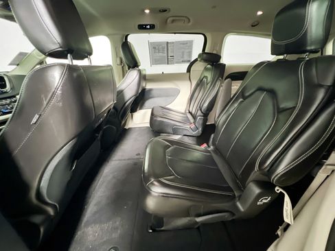 Used 2023 Chrysler Pacifica Touring-L FWD image 29